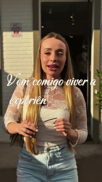 Isabel dentro de uma loja de roupas, provando peças diante do espelho
