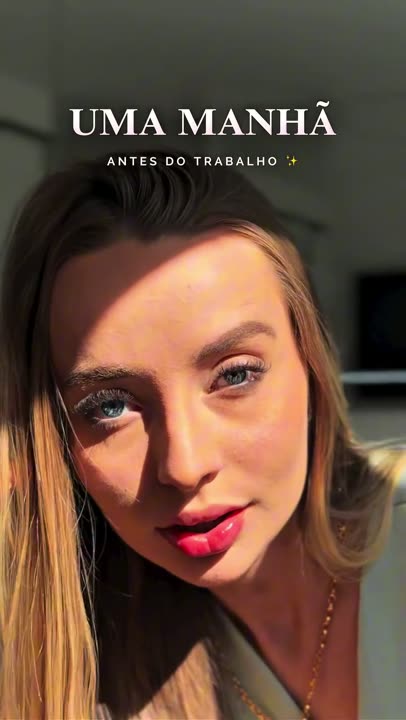 Isabel se arrumando de manhã, segurando um produto de beleza