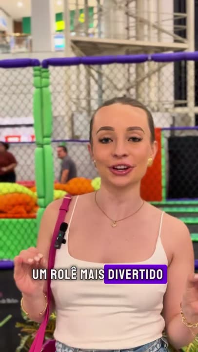 Isabel pulando em um parque de trampolins coberto