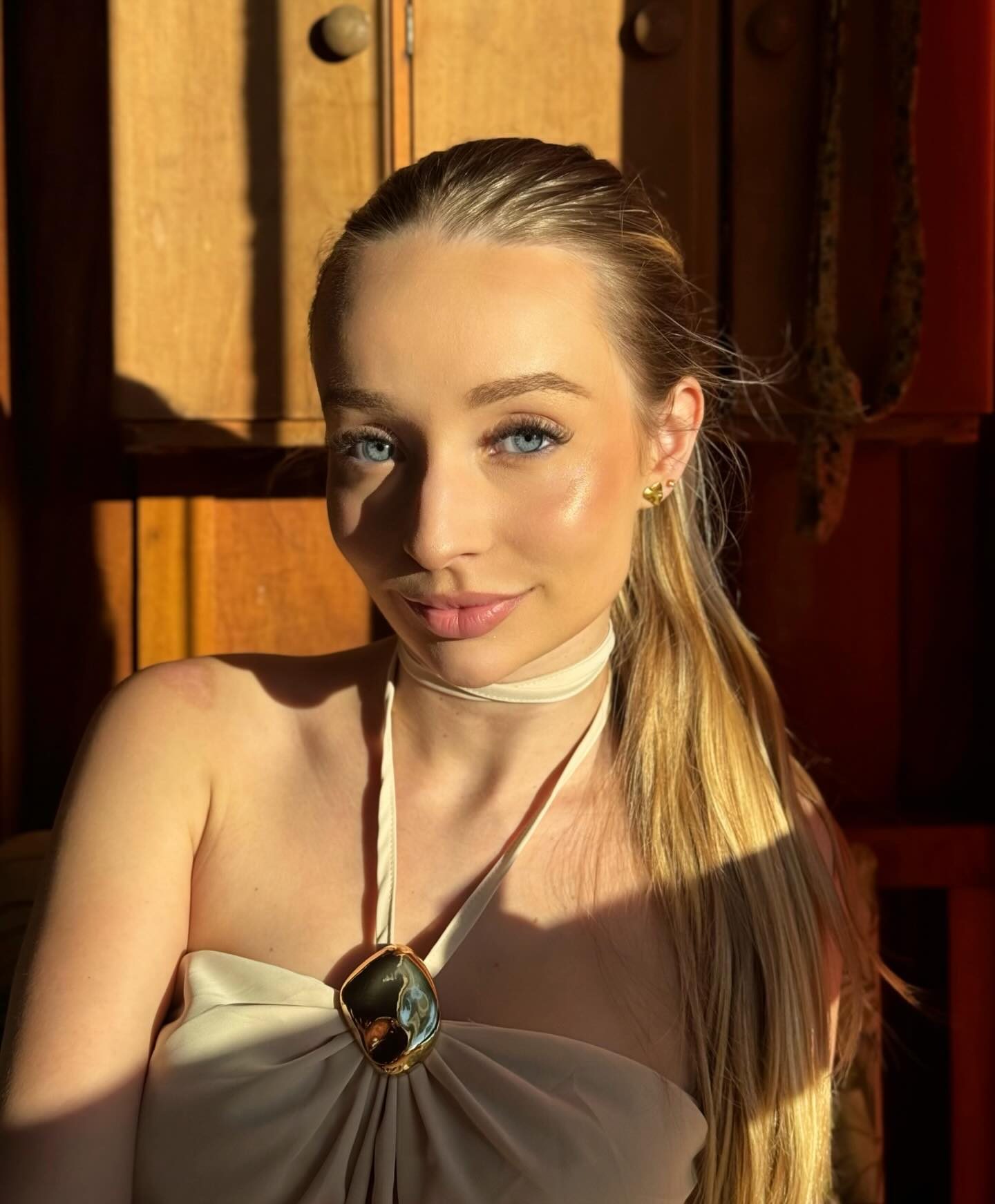 Isabel Barthel ao sol, em plano médio