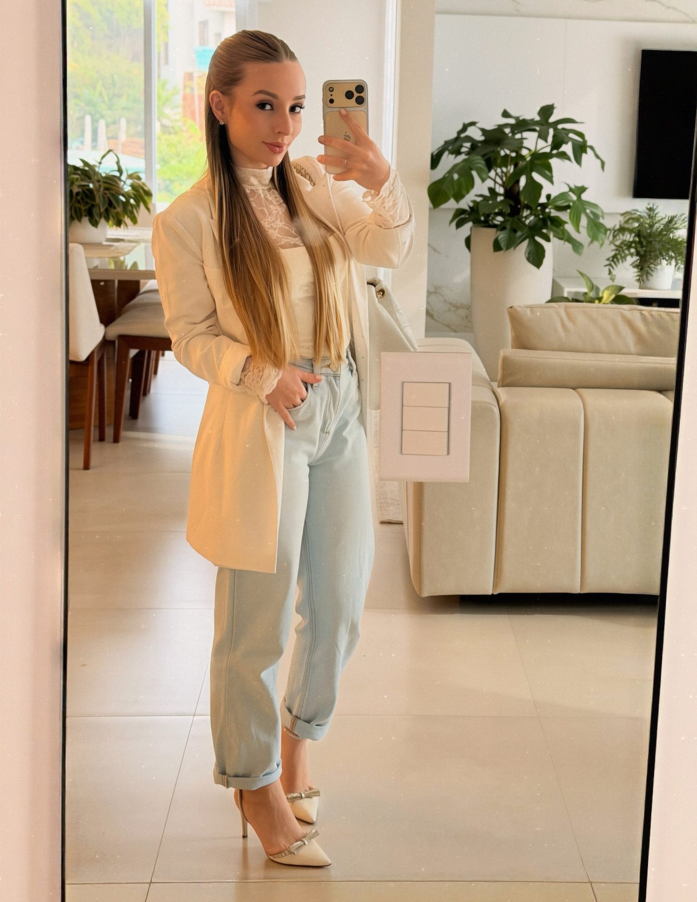 Isabel de corpo inteiro em um look de tons neutros, em ambiente urbano